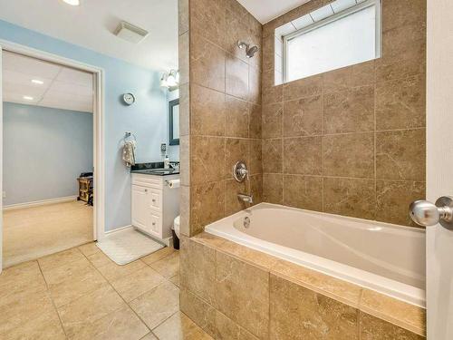 169 Lakhota Crescent West, Lethbridge, AB - Indoor Photo Showing Bathroom