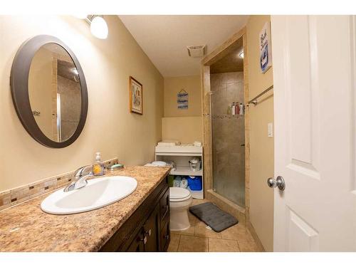 138 Silkstone Road West, Lethbridge, AB - Indoor Photo Showing Bathroom