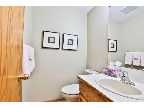 300 Coachwood Point West, Lethbridge, AB - Indoor Photo Showing Bathroom