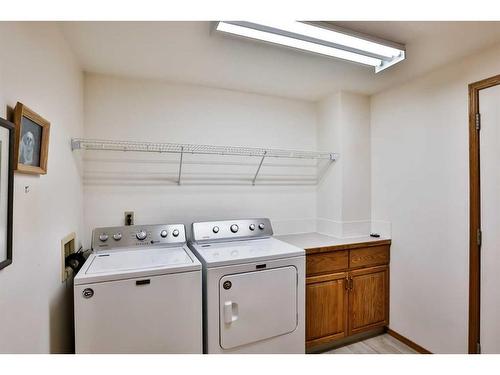 300 Coachwood Point West, Lethbridge, AB - Indoor Photo Showing Laundry Room