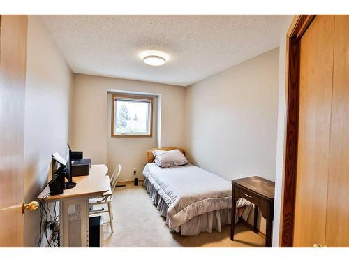 300 Coachwood Point West, Lethbridge, AB - Indoor Photo Showing Bedroom