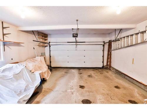 300 Coachwood Point West, Lethbridge, AB - Indoor Photo Showing Garage