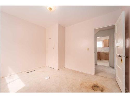 542 12 Street North, Lethbridge, AB - Indoor Photo Showing Other Room
