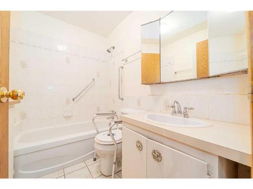 542 12 Street North, Lethbridge, AB - Indoor Photo Showing Bathroom
