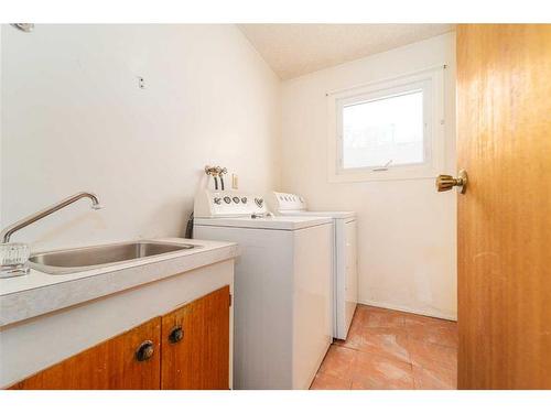 542 12 Street North, Lethbridge, AB - Indoor Photo Showing Laundry Room