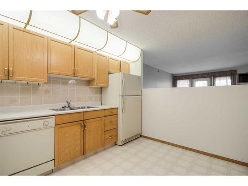421-20 3 Street South, Lethbridge, AB - Indoor Photo Showing Kitchen With Double Sink
