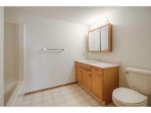 421-20 3 Street South, Lethbridge, AB - Indoor Photo Showing Bathroom