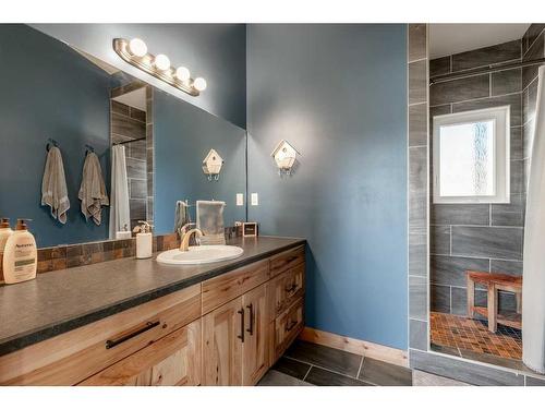 9205 Range Road 1-4, Rural Pincher Creek No. 9, M.D. Of, AB - Indoor Photo Showing Bathroom