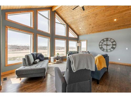 9205 Range Road 1-4, Rural Pincher Creek No. 9, M.D. Of, AB - Indoor Photo Showing Living Room