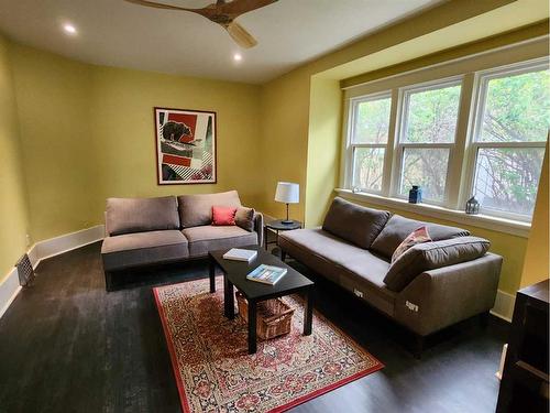 419 12C Street North, Lethbridge, AB - Indoor Photo Showing Living Room