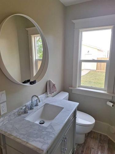 419 12C Street North, Lethbridge, AB - Indoor Photo Showing Bathroom