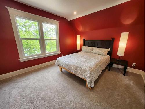 419 12C Street North, Lethbridge, AB - Indoor Photo Showing Bedroom