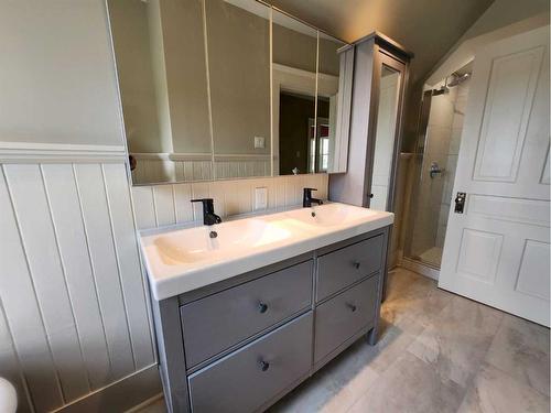 419 12C Street North, Lethbridge, AB - Indoor Photo Showing Bathroom