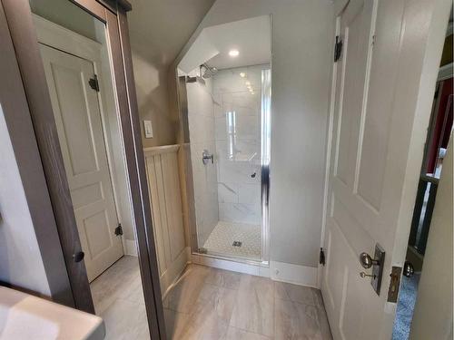 419 12C Street North, Lethbridge, AB - Indoor Photo Showing Bathroom