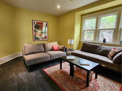 419 12C Street North, Lethbridge, AB - Indoor Photo Showing Living Room