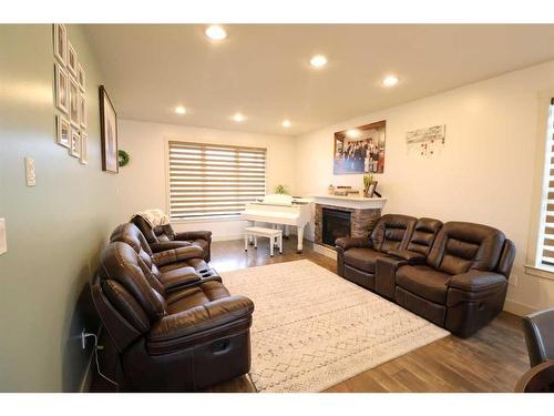 1009 6 Street, Barnwell, AB - Indoor Photo Showing Living Room