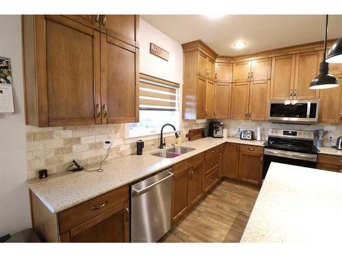 1009 6 Street, Barnwell, AB - Indoor Photo Showing Kitchen With Double Sink