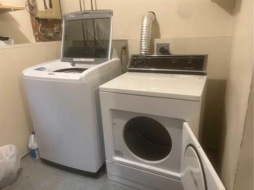 437,439 20 Street North, Lethbridge, AB - Indoor Photo Showing Laundry Room