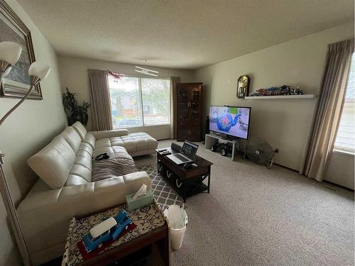 437,439 20 Street North, Lethbridge, AB - Indoor Photo Showing Living Room