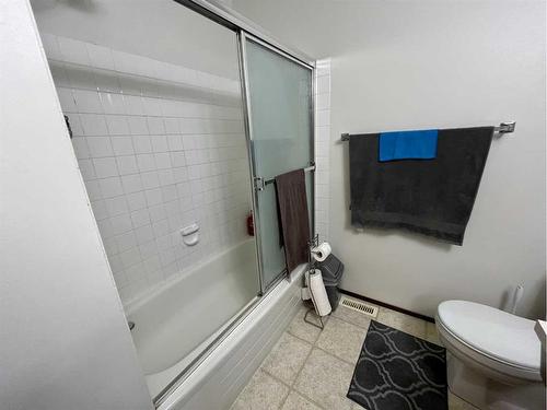437,439 20 Street North, Lethbridge, AB - Indoor Photo Showing Bathroom