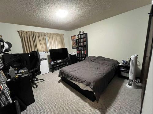 437,439 20 Street North, Lethbridge, AB - Indoor Photo Showing Bedroom