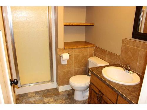 715 Northridge Avenue, Picture Butte, AB - Indoor Photo Showing Bathroom