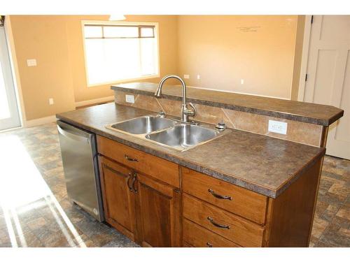 715 Northridge Avenue, Picture Butte, AB - Indoor Photo Showing Kitchen With Double Sink