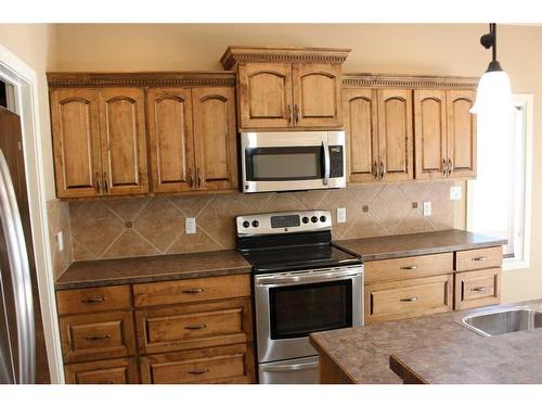 715 Northridge Avenue, Picture Butte, AB - Indoor Photo Showing Kitchen