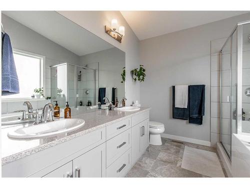 31 Greywolf Road North, Lethbridge, AB - Indoor Photo Showing Bathroom