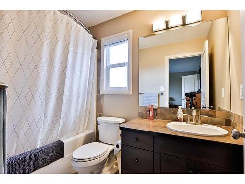 130 Keystone Terrace West, Lethbridge, AB - Indoor Photo Showing Bathroom