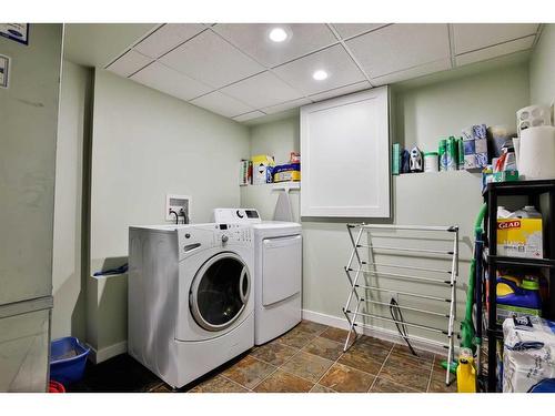 130 Keystone Terrace West, Lethbridge, AB - Indoor Photo Showing Laundry Room