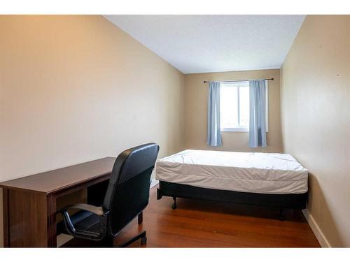305A-295 Columbia Boulevard West, Lethbridge, AB - Indoor Photo Showing Bedroom