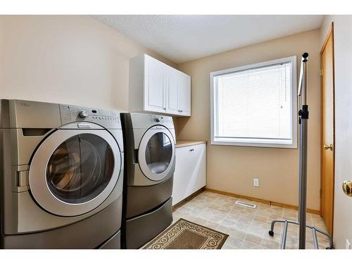 89 Cougar Crescent North, Lethbridge, AB - Indoor Photo Showing Laundry Room