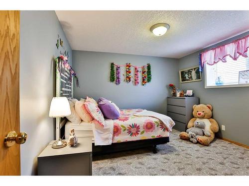 89 Cougar Crescent North, Lethbridge, AB - Indoor Photo Showing Bedroom