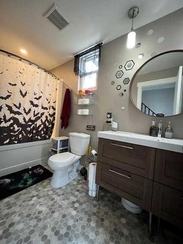 5002 54 Avenue, Taber, AB - Indoor Photo Showing Bathroom