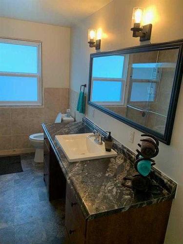 128 3 Avenue Ne, Milk River, AB - Indoor Photo Showing Bathroom