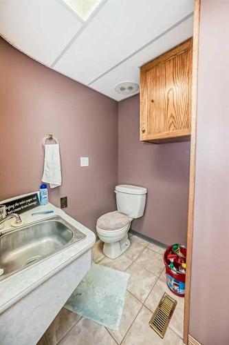 106 Laval Road West, Lethbridge, AB - Indoor Photo Showing Bathroom