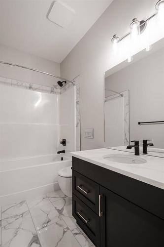 30 Blackwolf Pass North, Lethbridge, AB - Indoor Photo Showing Bathroom