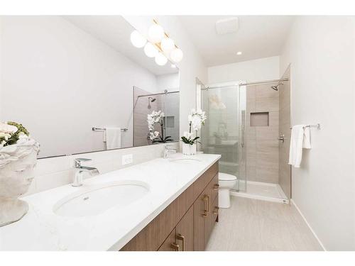 927 9 Street South, Lethbridge, AB - Indoor Photo Showing Bathroom