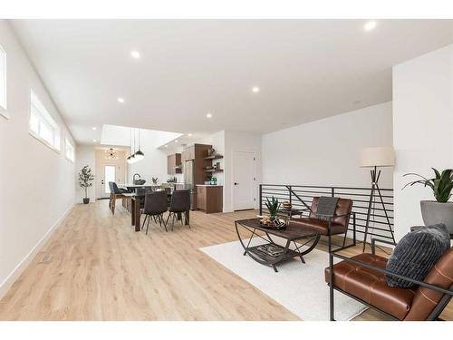 927 9 Street South, Lethbridge, AB - Indoor Photo Showing Living Room