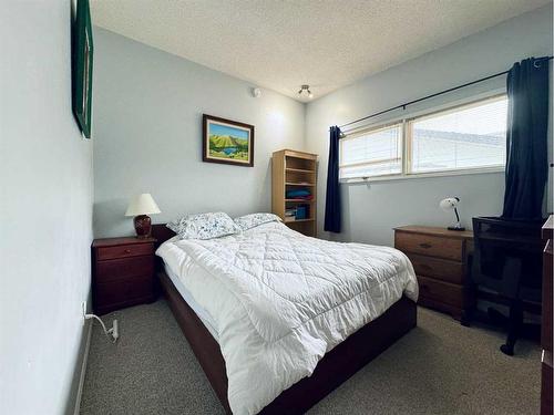 13 Dalhousie Road West, Lethbridge, AB - Indoor Photo Showing Bedroom