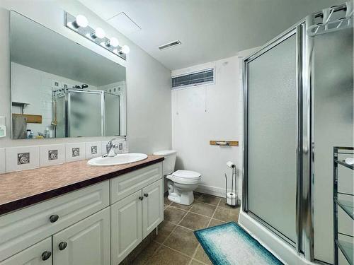 13 Dalhousie Road West, Lethbridge, AB - Indoor Photo Showing Bathroom