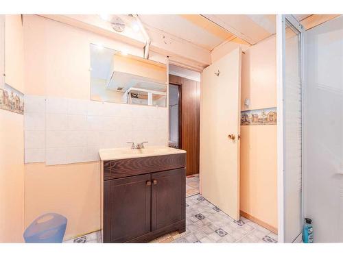 1318 13 Street South, Lethbridge, AB - Indoor Photo Showing Bathroom
