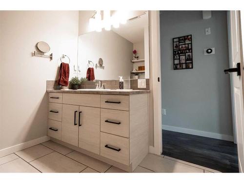 748 Coalbrook Close West, Lethbridge, AB - Indoor Photo Showing Bathroom