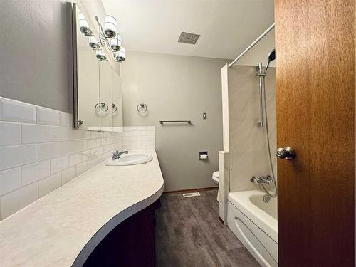 21 Lafayette Crescent West, Lethbridge, AB - Indoor Photo Showing Bathroom