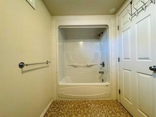 21 Lafayette Crescent West, Lethbridge, AB - Indoor Photo Showing Bathroom