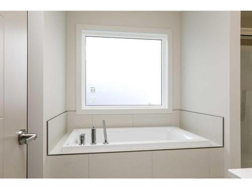 833 Devonia Circle West, Lethbridge, AB - Indoor Photo Showing Bathroom