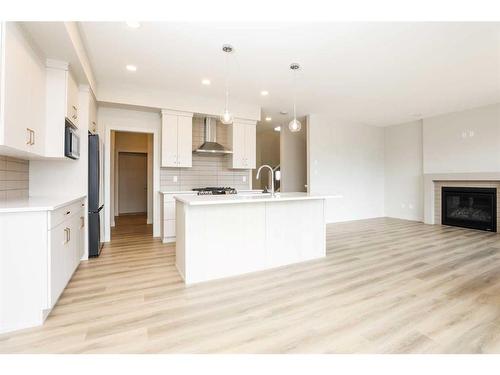 833 Devonia Circle West, Lethbridge, AB - Indoor Photo Showing Kitchen With Upgraded Kitchen