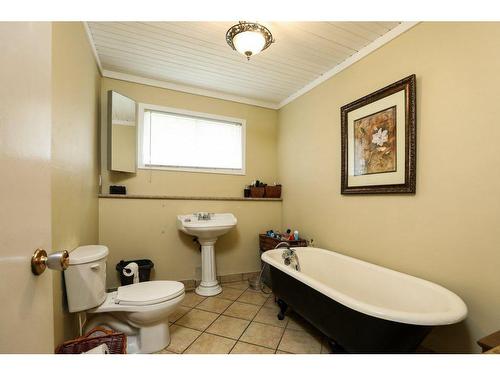 323 Whitney Street, Carmangay, AB - Indoor Photo Showing Bathroom