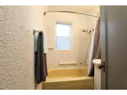 315 16 Street North, Lethbridge, AB - Indoor Photo Showing Bathroom